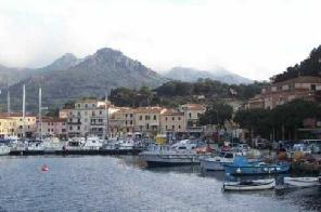 Xtrallusion photo library of independent, self-guided walking and sightseeing holidays in Italy. Pictures, images, photos and photographs taken along the way of this 1-day walking itinerary, to give you a visual impression of the day's walk.